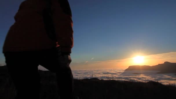 夕日や日の出立って大喜びお祝いの持つに達する山トップ サミット中目標ハイキング旅行トレッキングで彼女頭の上を腕が発生と幸せを獲得成功の女性 — ストック動画