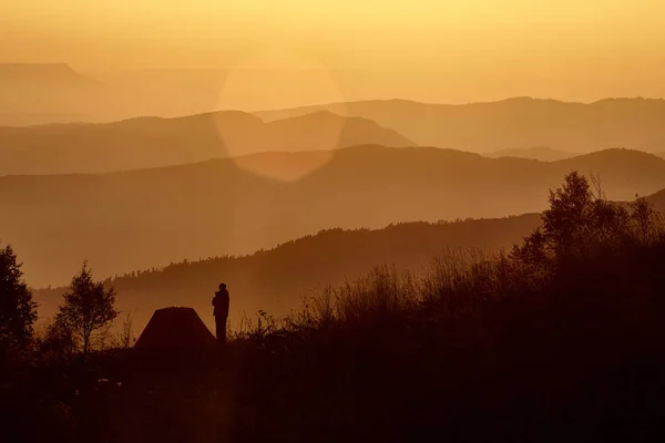 She meets a dawn in mountains — Stock Photo, Image