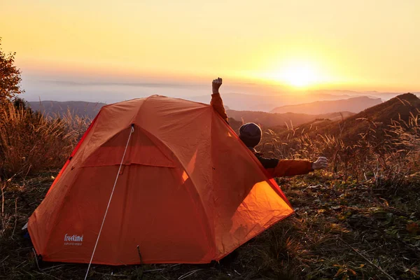 Se encuentra con un amanecer en las montañas —  Fotos de Stock