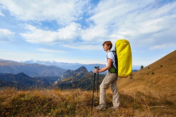 Flickan är med en ryggsäck i bergen — Stockfoto