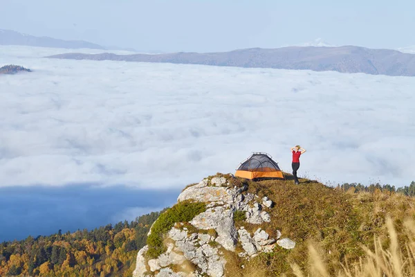 Flickan är med en ryggsäck i bergen — Stockfoto