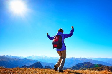 kadın backpacker gündoğumu dağ tepe, tezahürat