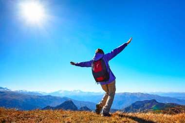kadın backpacker gündoğumu dağ tepe, tezahürat