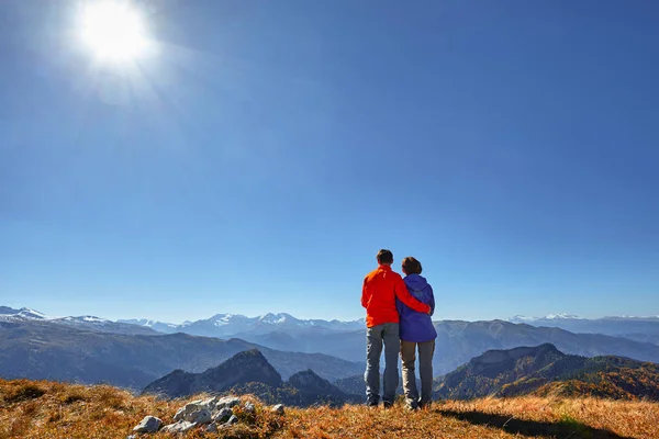 Aktiv vandrare vandring njuter Visa tittar bergslandskap — Stockfoto