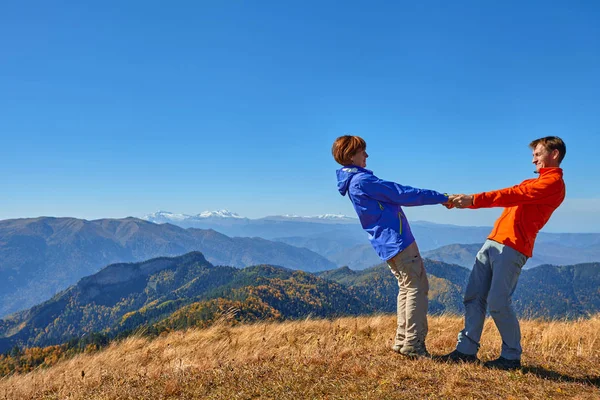 Aktiv vandrare vandring njuter Visa tittar bergslandskap — Stockfoto