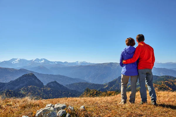 Aktiv vandrare vandring njuter Visa tittar bergslandskap — Stockfoto