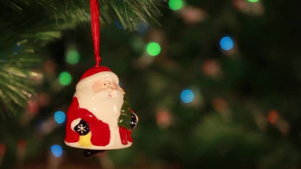 新しい年。クリスマス ツリーにクリスマスのおもちゃ。冬 — ストック動画