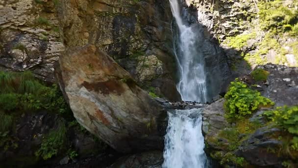 Cascada Cáucaso Georgia, cámara lenta — Vídeo de stock