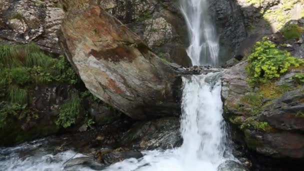 Cascada Cáucaso Georgia, cámara lenta — Vídeo de stock