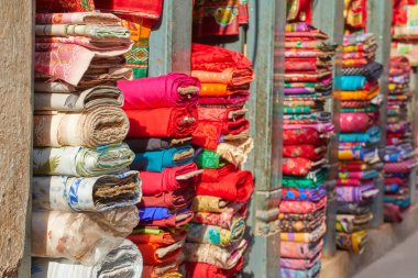 Nepal piyasada çok renkli kumaşlar