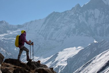 Kız dağ zirveleri arka plan üzerinde