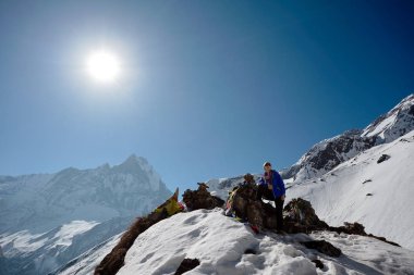 Kız dağ zirveleri arka plan üzerinde