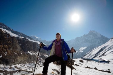 Kız dağ zirveleri arka plan üzerinde