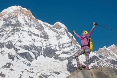 Kız dağ zirveleri arka plan üzerinde