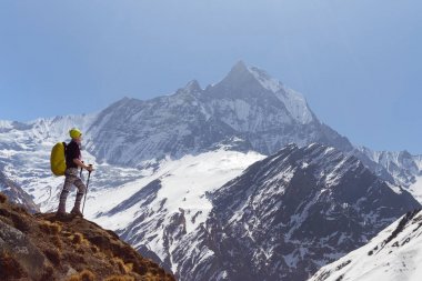 Kız dağ zirveleri arka plan üzerinde
