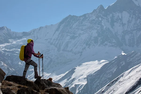 Kız dağ zirveleri arka plan üzerinde
