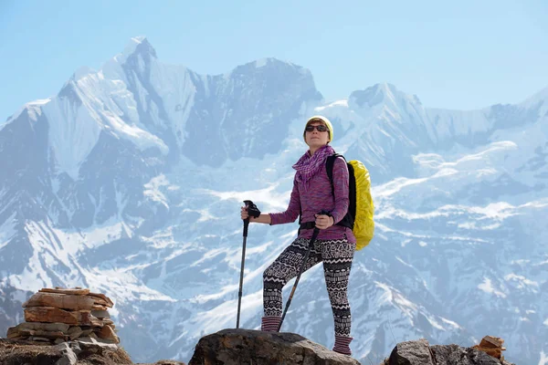 Kız dağ zirveleri arka plan üzerinde