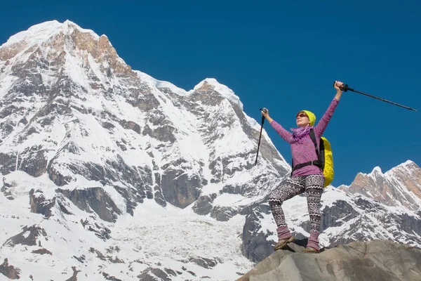 Kız dağ zirveleri arka plan üzerinde