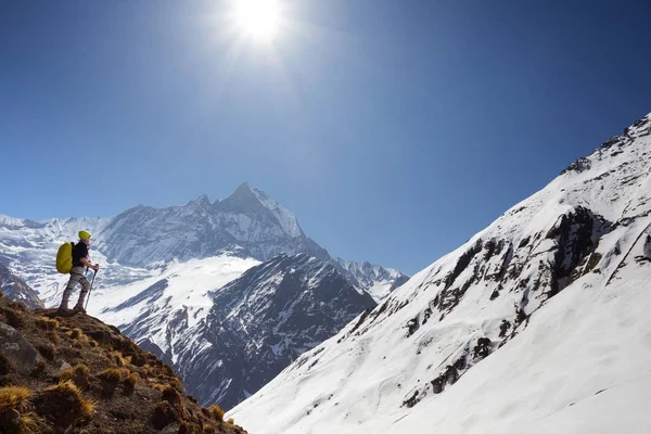 Kız dağ zirveleri arka plan üzerinde