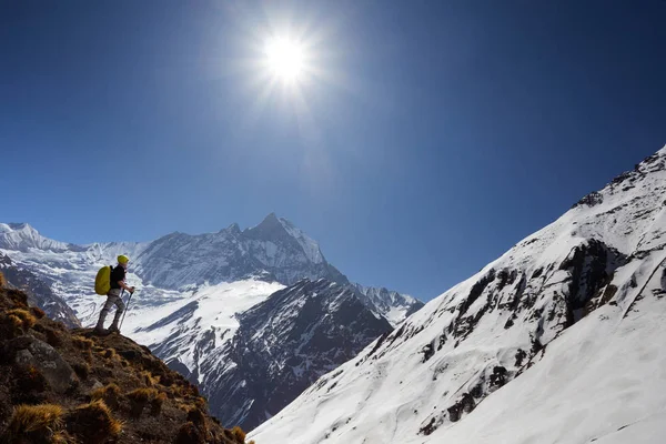 Kız dağ zirveleri arka plan üzerinde