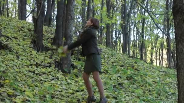 Ragazza getta le foglie autunnali nel parco rallentato — Video Stock