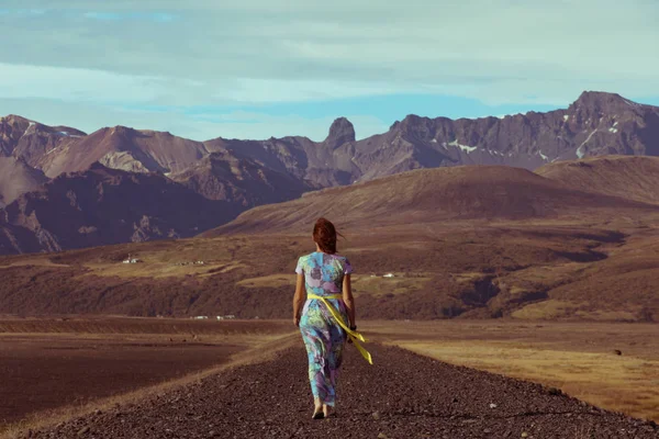 Une Fille Robe Sur Route Dans Contexte Des Montagnes Islande — Photo