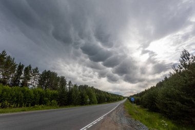 Karanlık bir gökyüzünde alışılmadık lekeli bulutlar. Dramatik doğal resim