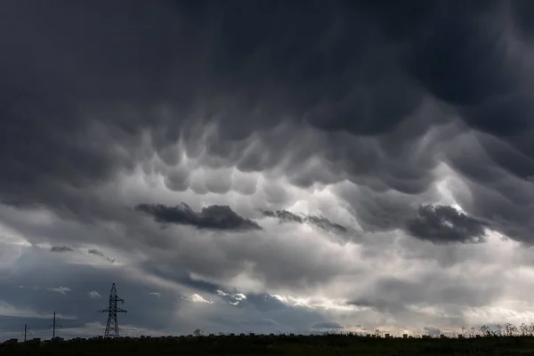 Ongebruikelijke Vlekkerige Wolken Een Donkere Lucht Dramatisch Natuurlijk Beeld — Stockfoto