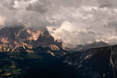 Dağ alp manzarası. Dolomitler, İtalya