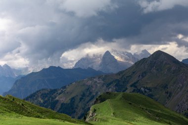 Dağların üzerindeki bulutlar. Dağ alp manzarası. Dolomitler, İtalya