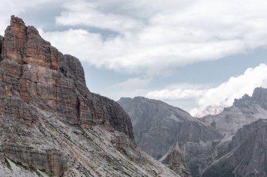 Dağların üzerindeki bulutlar. Dağ alp manzarası. Dolomitler, İtalya