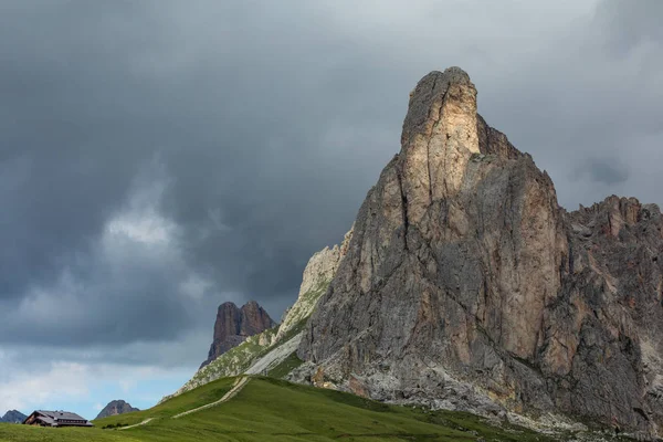 Chmury Nad Górami Górski Krajobraz Alpejski Dolomity Włochy — Zdjęcie stockowe