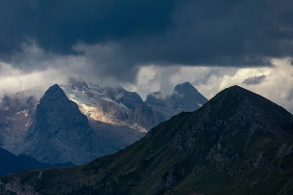 Dağların üzerindeki bulutlar. Dağ alp manzarası. Dolomitler, İtalya