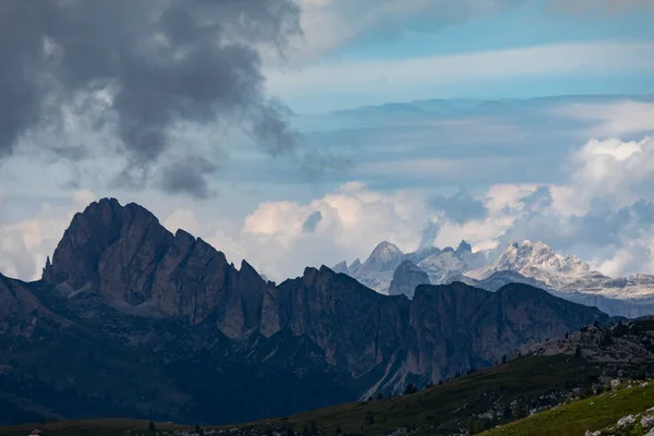 Chmury Nad Górami Górski Krajobraz Alpejski Dolomity Włochy — Zdjęcie stockowe