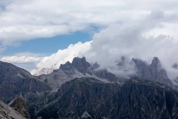 Σύννεφα Πάνω Από Βουνά Ορεινό Αλπικό Τοπίο Δολομίτες Ιταλία — Φωτογραφία Αρχείου