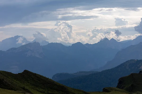 Chmury Nad Górami Górski Krajobraz Alpejski Dolomity Włochy — Zdjęcie stockowe