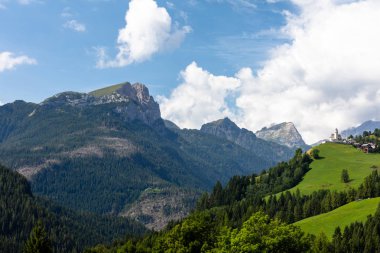 İtalya 'da bir dağ yerleşimi manzarası. Alpler 'in Dağ Vadisi, Dolomitler. Yaz güneşli bir gün