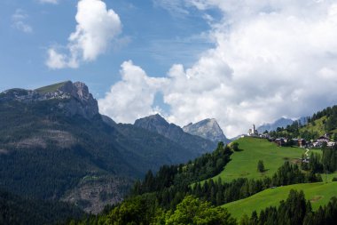 İtalya 'da bir dağ yerleşimi manzarası. Alpler 'in Dağ Vadisi, Dolomitler. Yaz güneşli bir gün