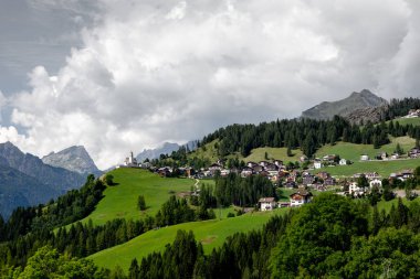İtalya 'da bir dağ yerleşimi manzarası. Alpler 'in Dağ Vadisi, Dolomitler. Yaz güneşli bir gün