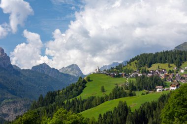 İtalya 'da bir dağ yerleşimi manzarası. Alpler 'in Dağ Vadisi, Dolomitler. Yaz güneşli bir gün