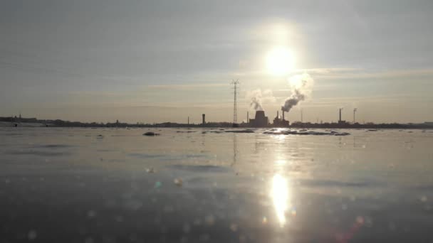 Dziewczyna Jeździ Lodzie Dużym Zbiorniku Wodnym Tle Przemysłowego Miasta — Wideo stockowe