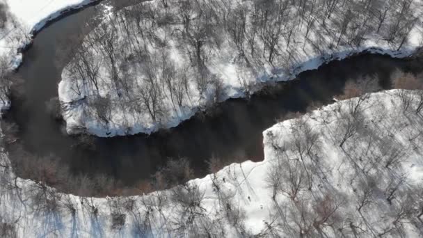 Vista Desde Quadrocopter Sobre Río Primavera Río Fluye Entre Nieve — Vídeo de stock