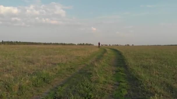 Mladá Dívka Jezdí Kole Venkovské Silnici Quadcopter Střílí Pohled Shora — Stock video