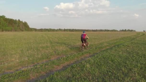 Egy Fiatal Lány Biciklizik Egy Vidéki Úton Négyhelikopteres Lövöldözés Kilátás — Stock videók