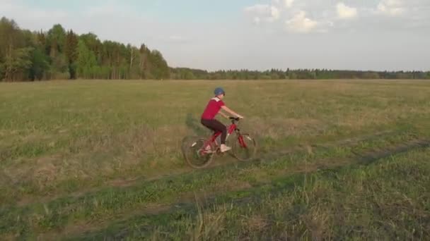 Una Joven Monta Bicicleta Camino Rural Quadcopter Disparando Vista Desde — Vídeos de Stock