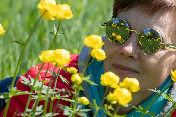 Reflection Yellow Flowers Glasses Girl — Stock Photo, Image