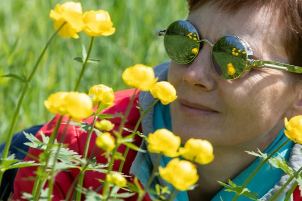 Reflection Yellow Flowers Glasses Girl — Stock Photo, Image