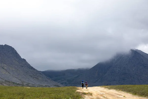 Ένας Άντρας Σακίδιο Πάει Κατασκήνωση Στα Βουνά — Φωτογραφία Αρχείου
