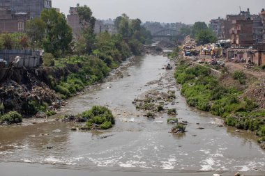 Nepal, Katmandu şehir sokaklarında çöp ayıklıyor. Çevre felaketi