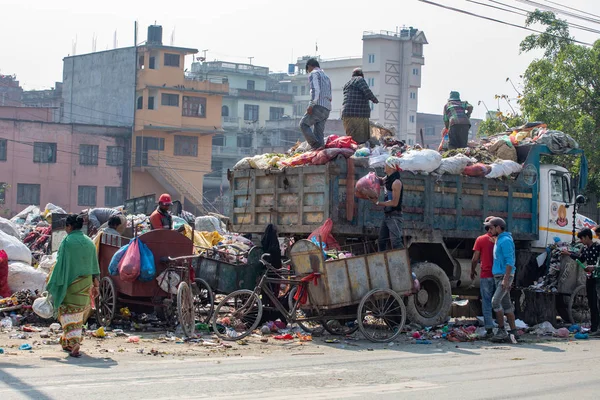 尼泊尔 加德满都 在城市街道上整理垃圾 环境灾难 — 图库照片